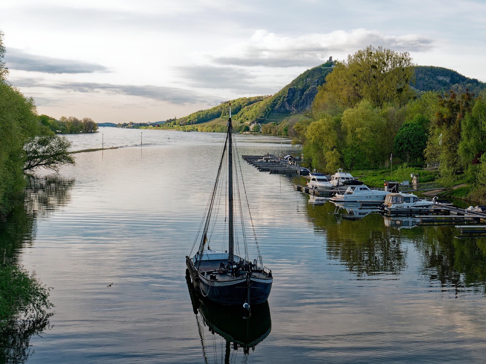 Rheinpromenade Bad Honnef mit Blick auf den Drachenfels